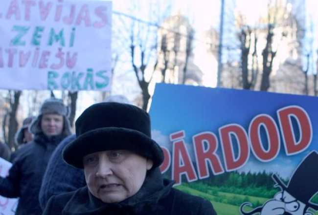Bijusī zemkopības ministre un pašreizējā Ministru prezidente Laimdota Straujuma lauksaimnieku protesta akcijas laikā pie valdības šogad. Foto: Edijs Pālens, LETA