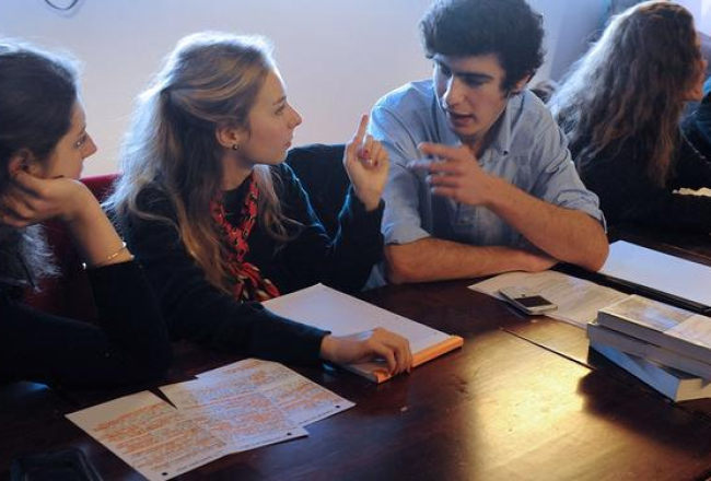 Studenti diskusijā. Foto: AFP/LETA
