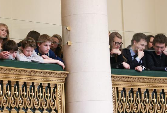 Skolēni un studenti Beļģijas parlamentā seko līdzi debatēm par bērnu eitanāziju. Foto: EPA/LETA