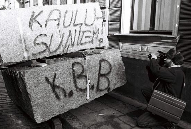 Barikādes Vecrīgā 1991.gadā. Uzraksts vērsts pret Albertu Kaulu. Publicitātes foto