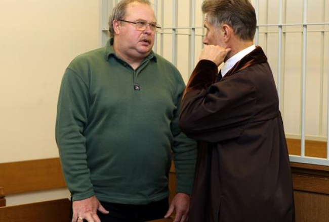 Apsūdzētais - bijušais Rīgas mēra Gundara Bojāra padomnieks un kādreizējais SIA "Rīgas satiksme" padomes priekšsēdētāja vietnieks Leonards Tenis (no kreisās) un advokāts Saulvedis Vārpiņš pirms Rīgas pilsētas Centra rajona tiesas sēdes. Foto: Edijs Pālens, LETA