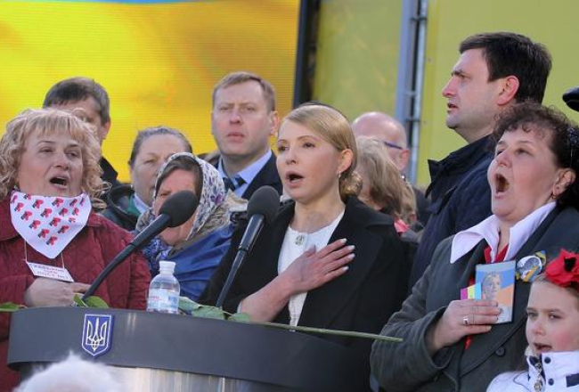 Viena no prezidenta amata kandidātēm Jūlija Timošenko (centrā) priekšvēlēšanu pasākumā dzied kopā ar saviem atbalstītājiem. Foto: ITAR-TASS/LETA