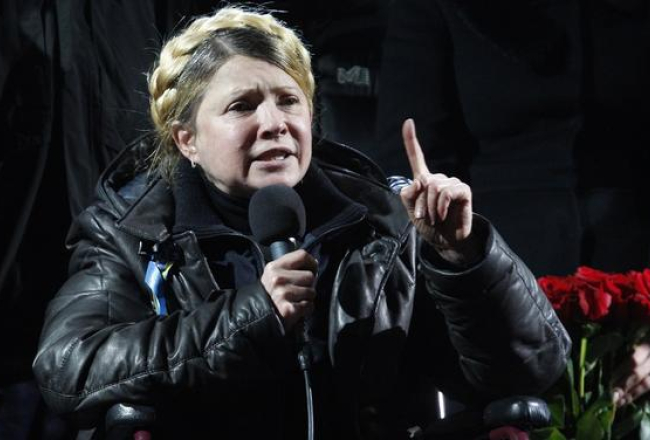Jūlija Timošenko sestdienas vakarā teic uzrunu tautai no Maidana skatuves. Foto: ITAR-TASS/LETA