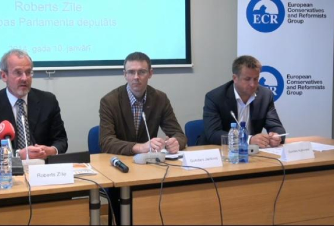 Roberts Zīle (no kreisās), Gundars Jankovs un Gundars Kuļikovskis konferencē.