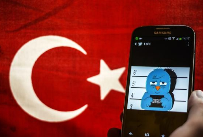 Turcijas tiesa trešdien atcēla valdības lēmumu aizliegt sociālā tīkla Twitter darbību. Šodien darbības liegums skāris YuoTube. Foto: EPA/LETA