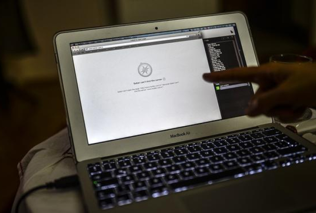 Datorā redzams uzraksts par Twitter bloķēšanu. Foto: AFP/LETA