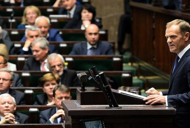 Polijas valdības vadītājs Donalds Tusks uzstājas parlamentā pirms uzticības balsojuma. Foto: AFP/LETA
