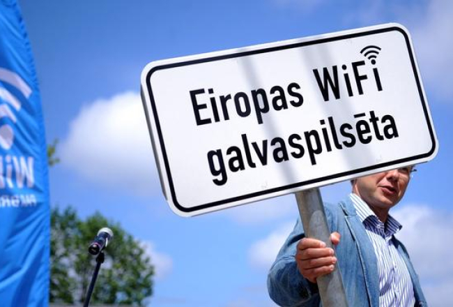 Rīgas mērs Nils Ušakovs lielās. Foto: Edijs Pālens, LETA
