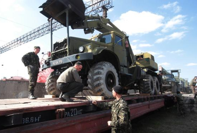 Ukrainas armijas tehniku iekrauj vilcienā, lai izvestu no okupētās Krimas. Foto: ITAR-TASS/LETA