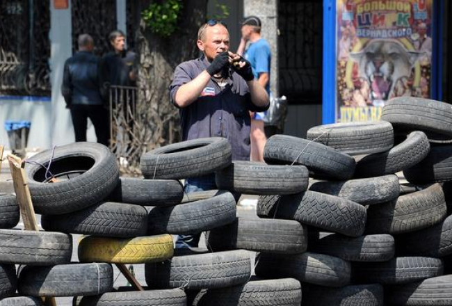 Prokrieviskie militāristi pie barikādes Doņeckā. Foto: AFP/LETA