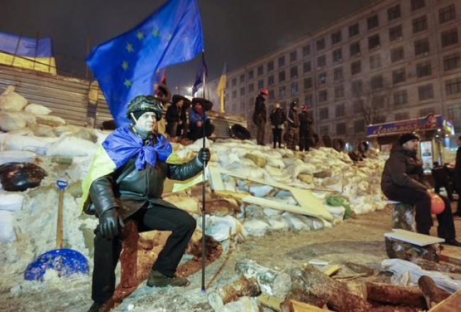 Pie barikādes Kijevas Neatkarības laukumā. Foto: EPA/LETA