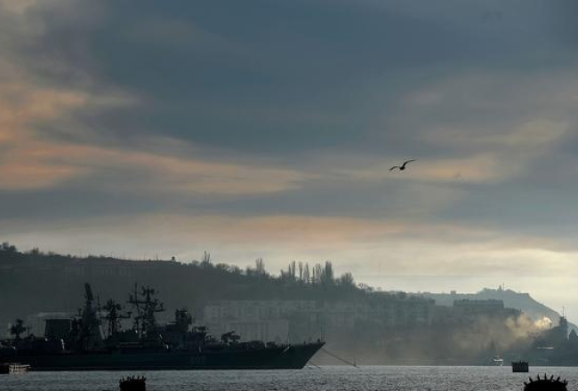 Krievijas fregate "Pytlivyy" pie Sevastopoles Krimā, kur atrodas Ukrainas karakuģu bāze. Foto: AFP/LETA