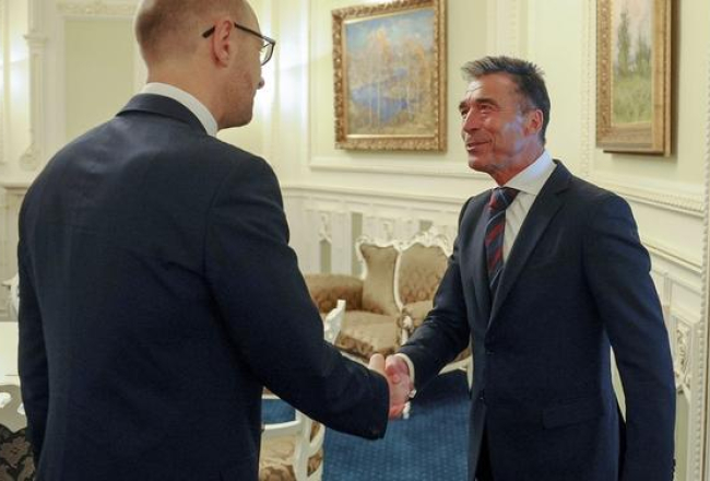 NATO ģenerālsekretārs Anderss Fogs Rasmusens (no labās) tiekas ar Ukrainas premjerministru Arsēniju Jaceņuku. Foto: AFP/LETA