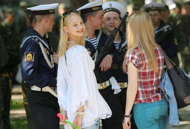 Sevastopole. Meitenes un jūrnieki. FOTO: AFP/LETA