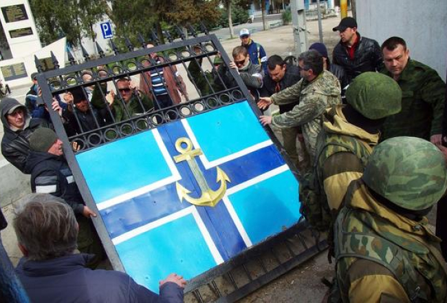 Prokrieviskie atbalstītāji izgāž Jūras spēku štāba vārtus Sevastopolē. Foto: AFP/LETA