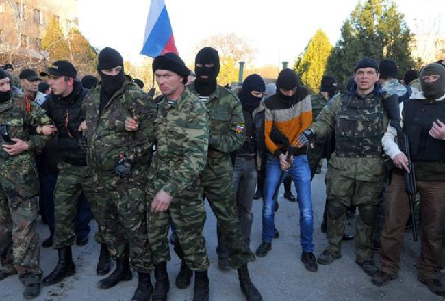 Prokrieviski noskaņotie Krimas paramilitāristi ielaužas Belbekas aviācijas bāzē. Foto: AFP/LETA