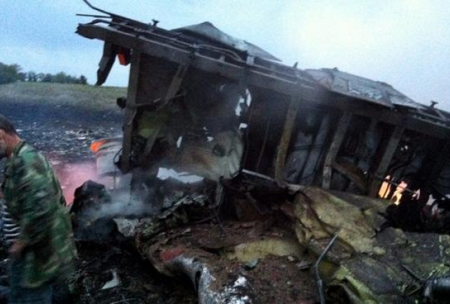 Notriektās ''Malaysia Airlines'' lidmašīnas vraka daļa. Foto: AFP-LETA