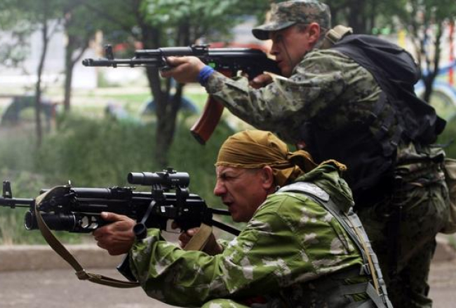 Prokrieviskie militāristi uzbrūk Ukrainas robežsardzes postenim. Foto: AFP/LETA