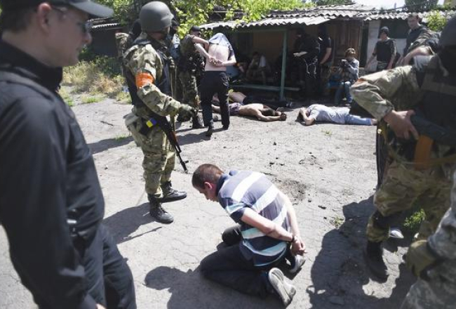 Ukrainas armijas pretterorisma operācija Mariupolē jūnija vidū. Foto: EPA/LETA