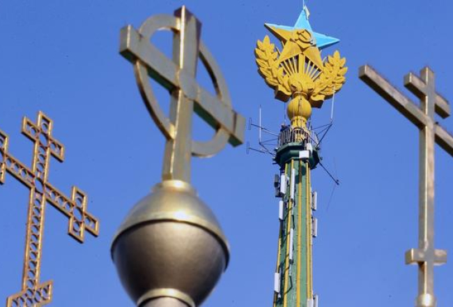 Maskavā Koteļņičeskas krastmalas augstceltnes torņa smailes zvaigznes daļu aktīvisti nokrāsojuši zilā krāsā, cenšoties paust solidaritāti ar Ukrainu. Foto: ITAR-TASS/LETA