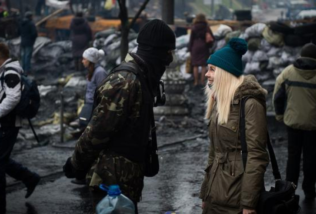Puisis un meitene - saruna barikādēs Kijevas Maidanā. Foto: AFP/LETA