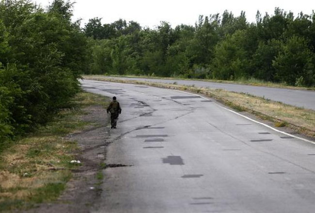 Ceļš pie Ukrainas ciemata Metālists. Foto: ITAR-TASS/LETA