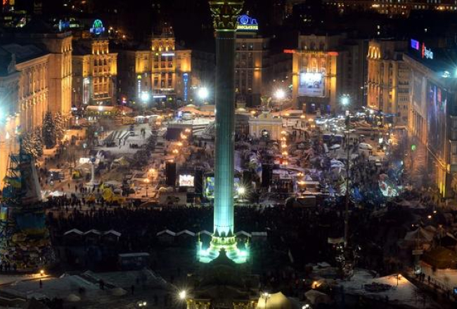 Kijevas Neatkarības laukuma kopskats no augšas. Labi redzams, kur atrodas protestētāji, kur - milicijas vienības. Foto: AFP/LETA