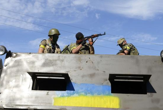 Ukrainas armijas bataljona "Dņipro" karavīri pie Novoazovskas. Foto: AFP/LETA