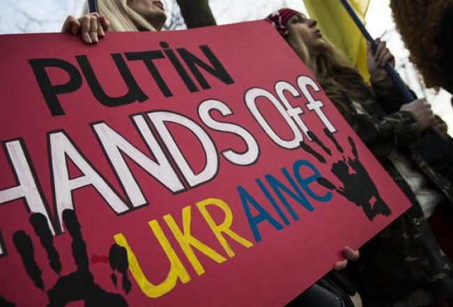 Pret Krievijas okupāciju Ukrainā protestējošie parīzieši. Foto: EPA/LETA