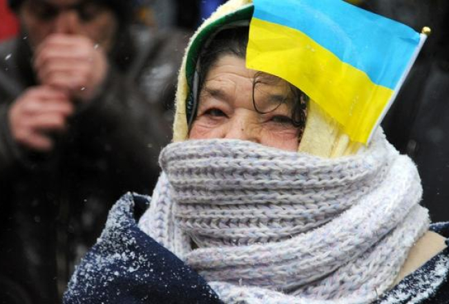 Protestētāja Kijevā apbruņojusies pret salu. Foto: LETA-AFP.