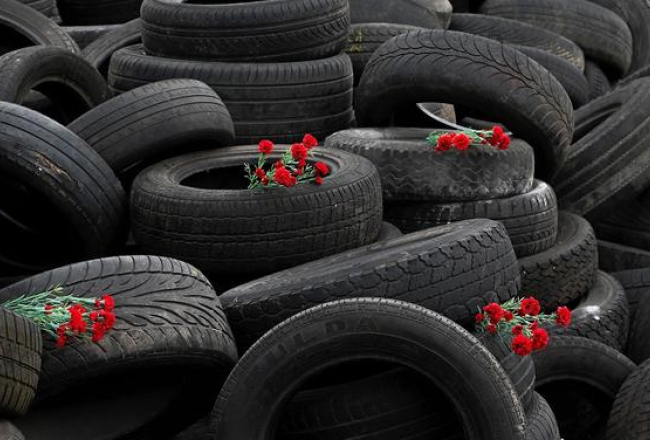 Riepu kaudze kā piemiņas zīme Neatkarības laukuma cīņai Kijevā. Foto: EPA/LETA