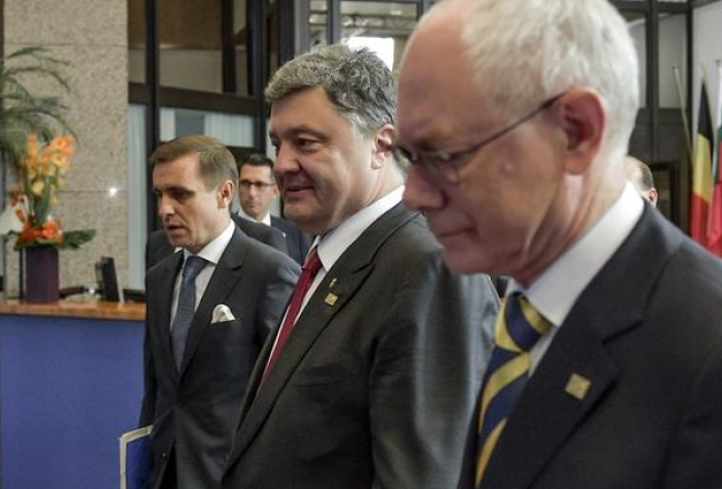Ukrainas prezidentu Petro Porošenko (centrā) Briselē sagaida ES prezidents Hermanis van Rompejs. Foto: ITAR-TASS/LETA
