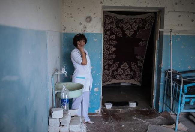 Ukrainas pilsētiņas Avdejevkas, kas atrodas netālu no Doņeckas, slimnīcas medicīnas māsa rāda izpostīto palātu. Foto: EPA/LETA