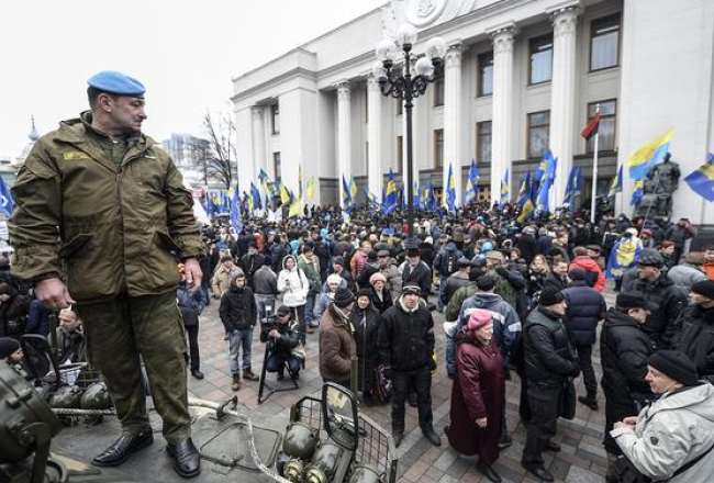 Partijas "Svoboda" aktīvisti un cilvēki pulcējas pie Ukrainas parlamenta, kas apstiprina valdības galvu. Foto: AFP/LETA