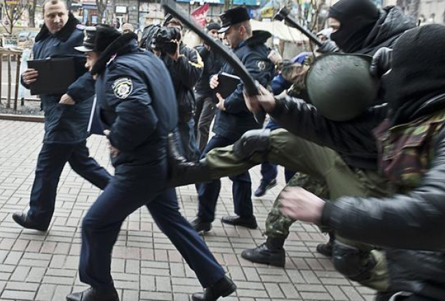 Ukrainas radikālie protestētāji aizdzen miličus. Foto: AFP/LETA
