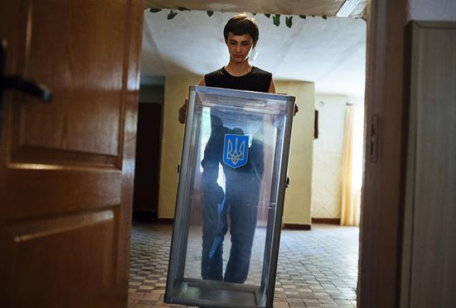 Ukrainas vēlēšanu iecirknī notiek gatavošanās balsošanai. Foto: AFP/LETA
