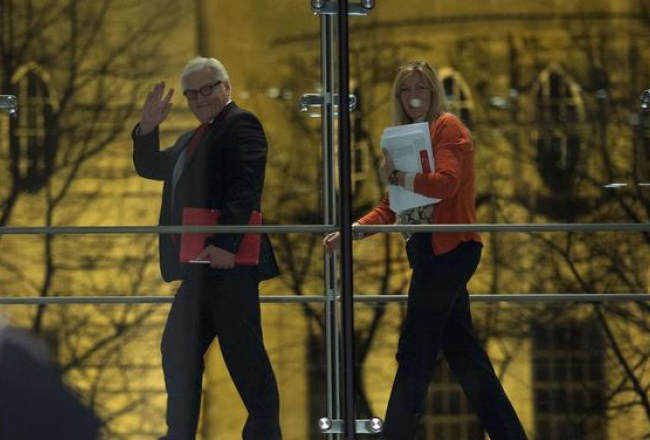 Sociāldemokrātu frakcijas vadītājs Franks Valters Šteinmeiers māj saviem atbalstītājiem, dodoties uz sarunām ar konservatīvajiem. Foto: AFP/LETA