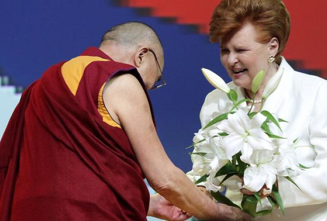Eksprezidente Vaira Vīķe-Freiberga sveic Nobela miera prēmijas laureātu, Viņa Svētību Dalailamu XIV pēc publiskās lekcijas "Līdzcietības kultūra" "Arēnā Rīga". Foto: Ieva Lūka, LETA