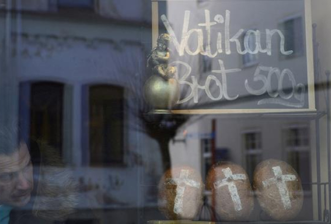 Svētītā maize Vatikānā. Foto: AFP/LETA