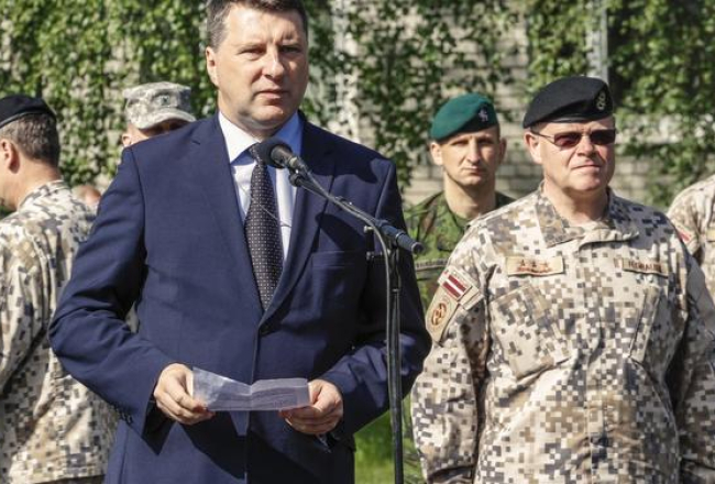 Aizsardzības ministrs Raimonds Vējonis (no kreisās) un Bruņoto spēku komandieris Raimonds Graube. Foto: Lauris Aizupietis, F64