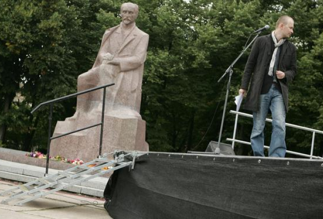 Kārlis Vērdiņš dzejas lasījumā pie Raiņa pieminekļa. Foto: Jānis Saliņš, F64