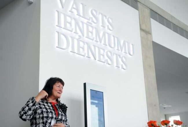 VID ģenerāldirektore Ināra Pētersone iepazīstina ar ēku. Foto: Edijs Pālens, LETA