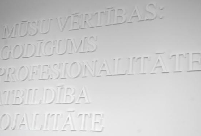 Uzraksts Valsts ieņēmumu dienesta jaunajā administratīvo ēku kompleksa telpās. Foto: Edijs Pālens, LETA