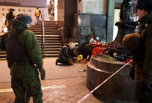 Kareivji dežurē pie Volgogradas dzelzceļa stacijas, kur decembra beigās uzspridzinājās viens no pašnāvniekiem. Foto: EPA/LETA