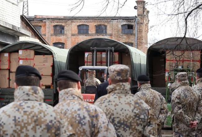 Pirmie no aptuveni 8000 zemessargu saņem jaunos kaujas formas tērpa komplektus kādus jau vairākus gadus nēsā regulāro spēku karavīri. Foto: Evija Trifanova, LETA