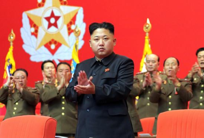 Ziemeļkorejas diktators Kims Čenuns (attēlā) tēvoci Džanu Sonthēku atbrīvojis no ietekmīgās Nacionālās Aizsardzības komisijas vicepriekšsēdētāja amata. Foto: AFP/LETA