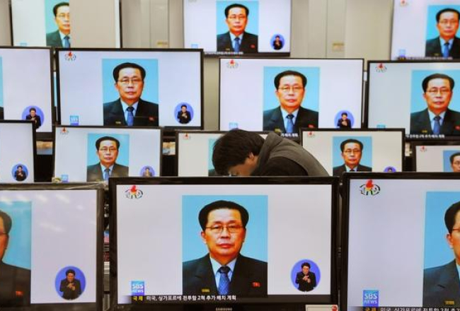 Televīzijas ziņu raidījums vēsta, ka Ziemeļkorejas diktatora Kima Čenuna ietekmīgajam tēvocim Čanam Sonthēkam izpildīts nāvessods. Foto: AFP/LETA