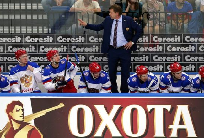 Oļegs Znaroks pasaules hokeja čempionātā Minskā dod komandas Krievijas spēlētājiem. Foto: EPA/LETA