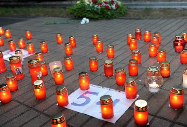 Piemiņas sveces bojāgājušajiem Zolitūdes traģēdijā. Foto: Ieva Lūka, LETA