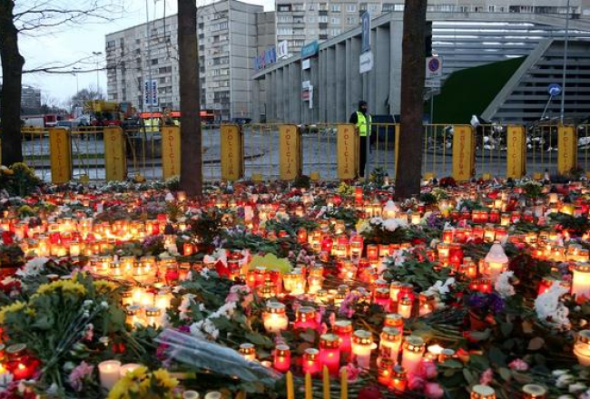 Zolitūdē joprojām deg sveces un gulst ziedi bojāgājušo piemiņai. Foto: Dmitrijs Suļžics, F64